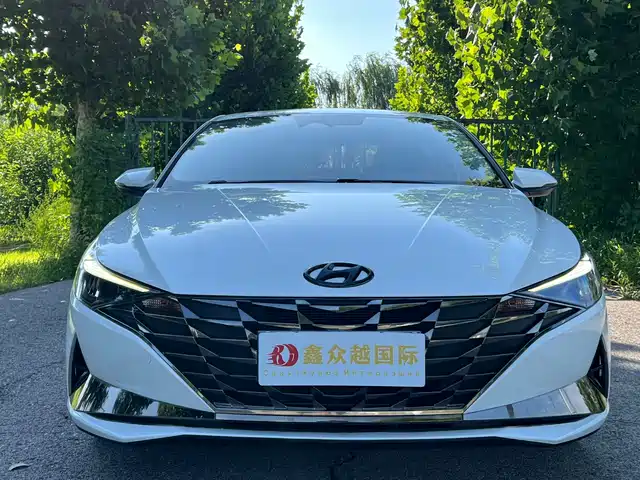 Hyundai Elantra 2022 1.5L CVT LUX Premium Edition — фото 2