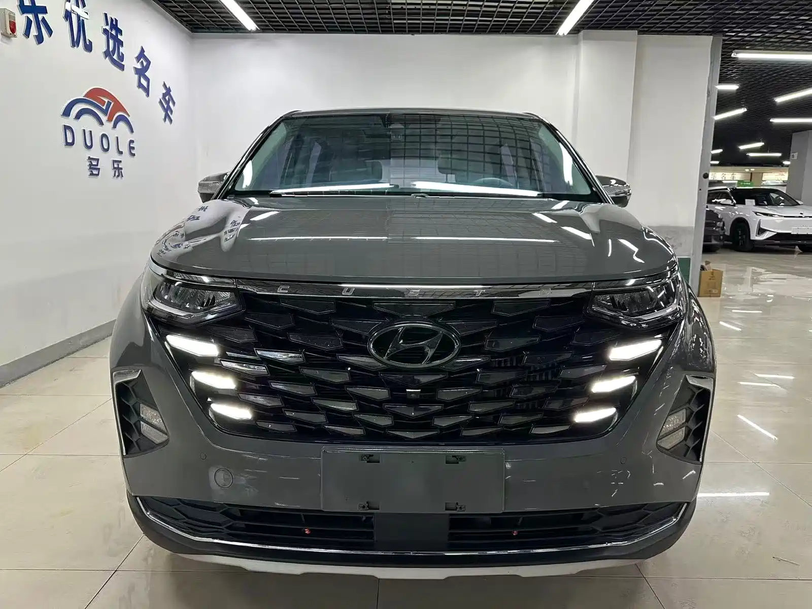 Photo 2 - Hyundai Custo
