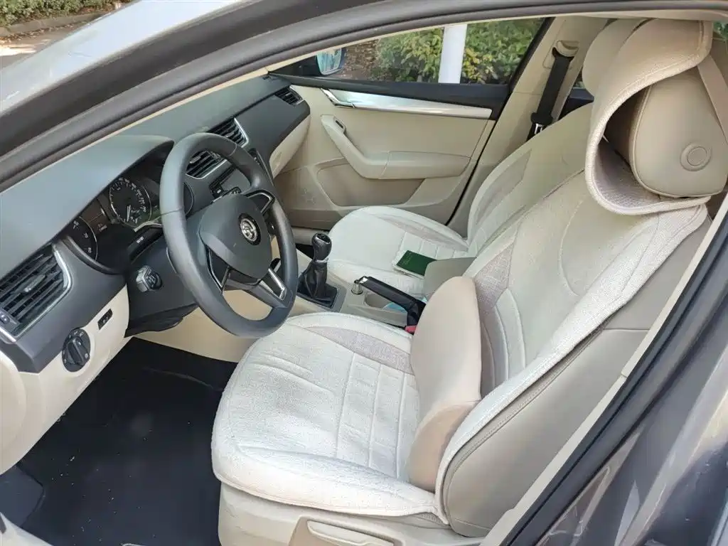 Škoda Octavia 2017 1.6L Manual ChuangXing фото 8