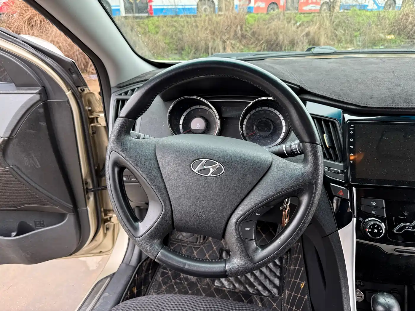 Hyundai Sonata 2011 2.0L Auto Leading Edition фото 14
