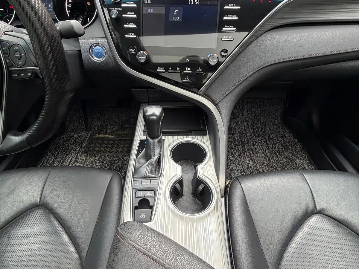 Toyota Camry 2018 Hybrid 2.5HG Luxury Edition фото 12