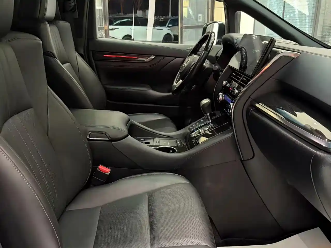Lexus LM 2020 300h 4-Seat Imperial Edition фото 8