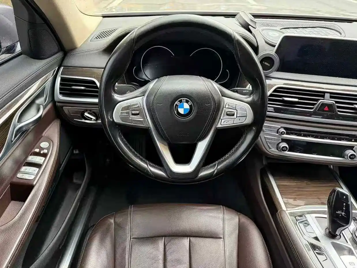 BMW 7 Series 2016 730Li Leading фото 8