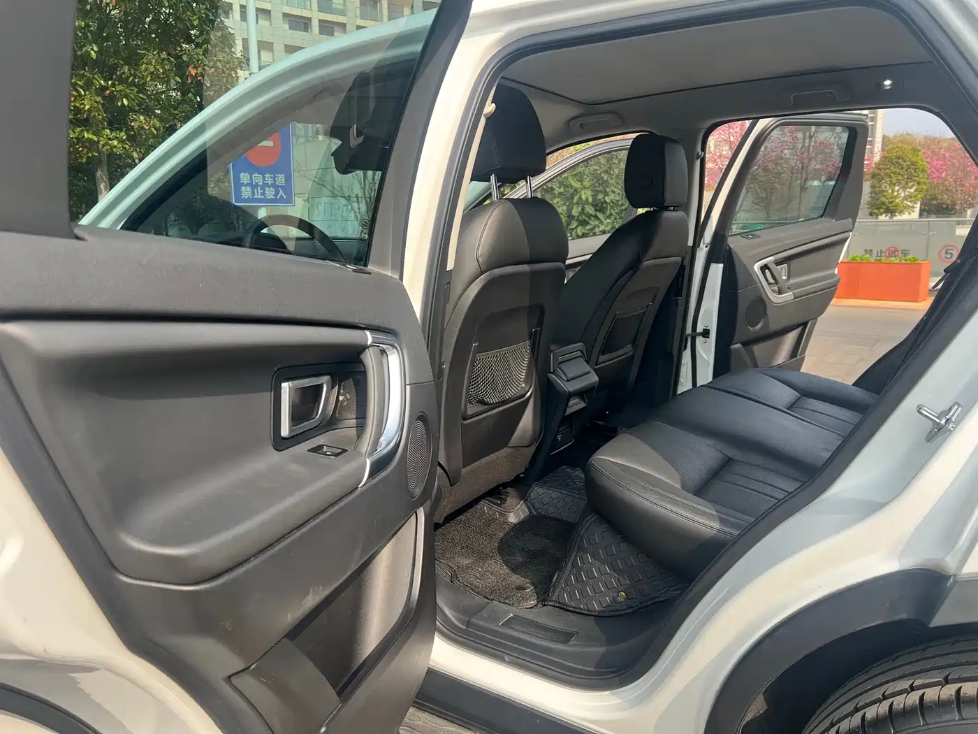 Land Rover Discovery Sport 2018 240PS SE Edition фото 8