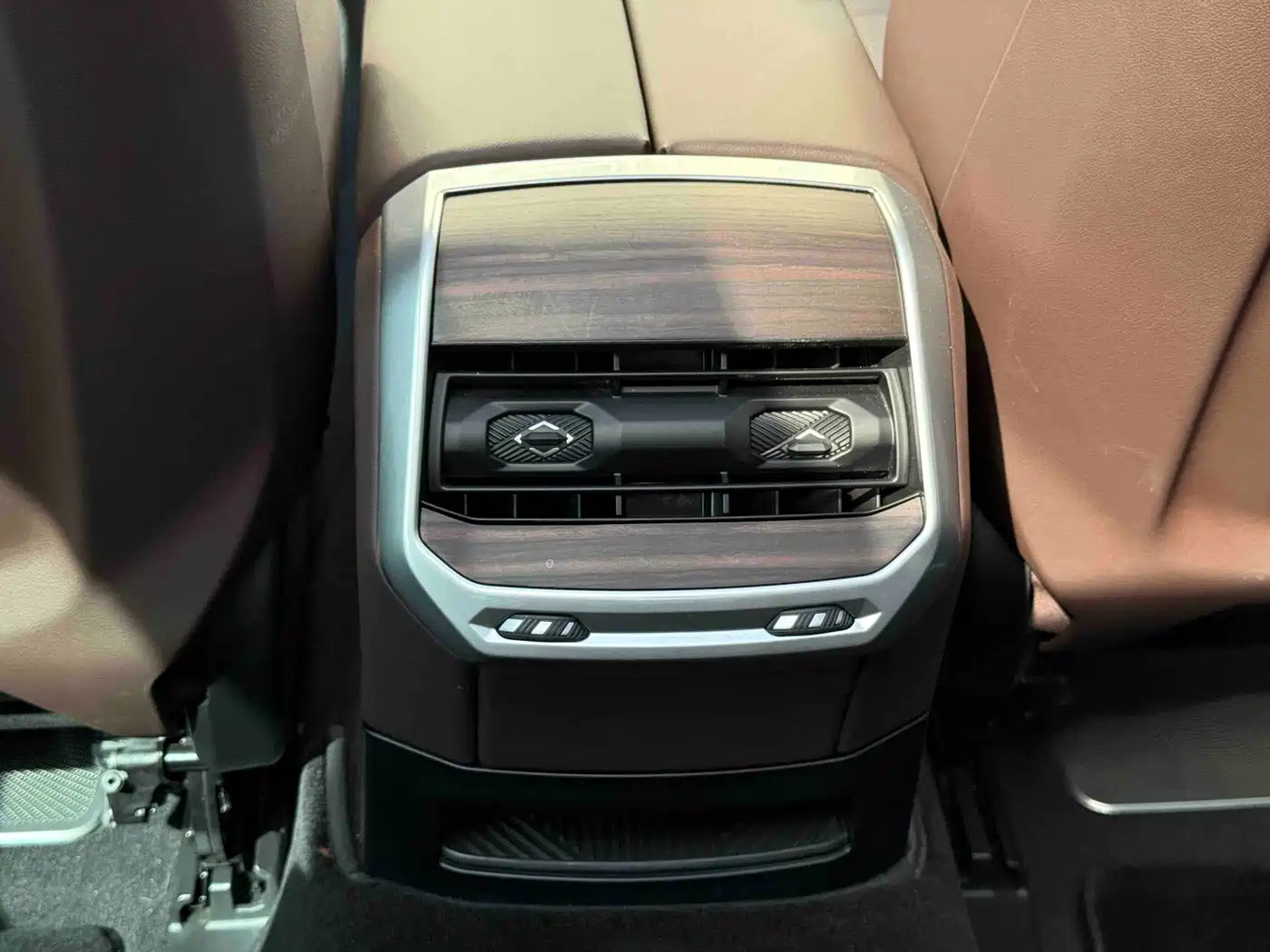 BMW 7 Series 2023 Model 735Li M Sport Package фото 23