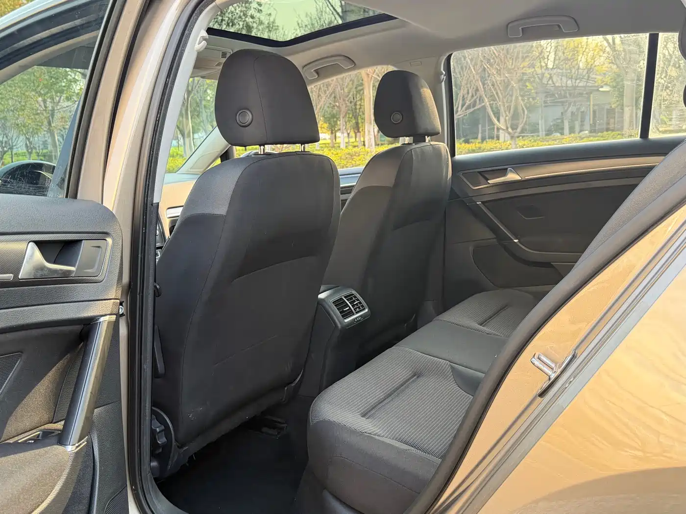 Volkswagen Golf 2017 1.6L Auto Comfort Millionth Edition фото 9