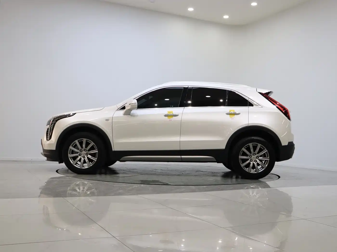 Cadillac XT4 2021 28T FWD Premium Edition фото 5