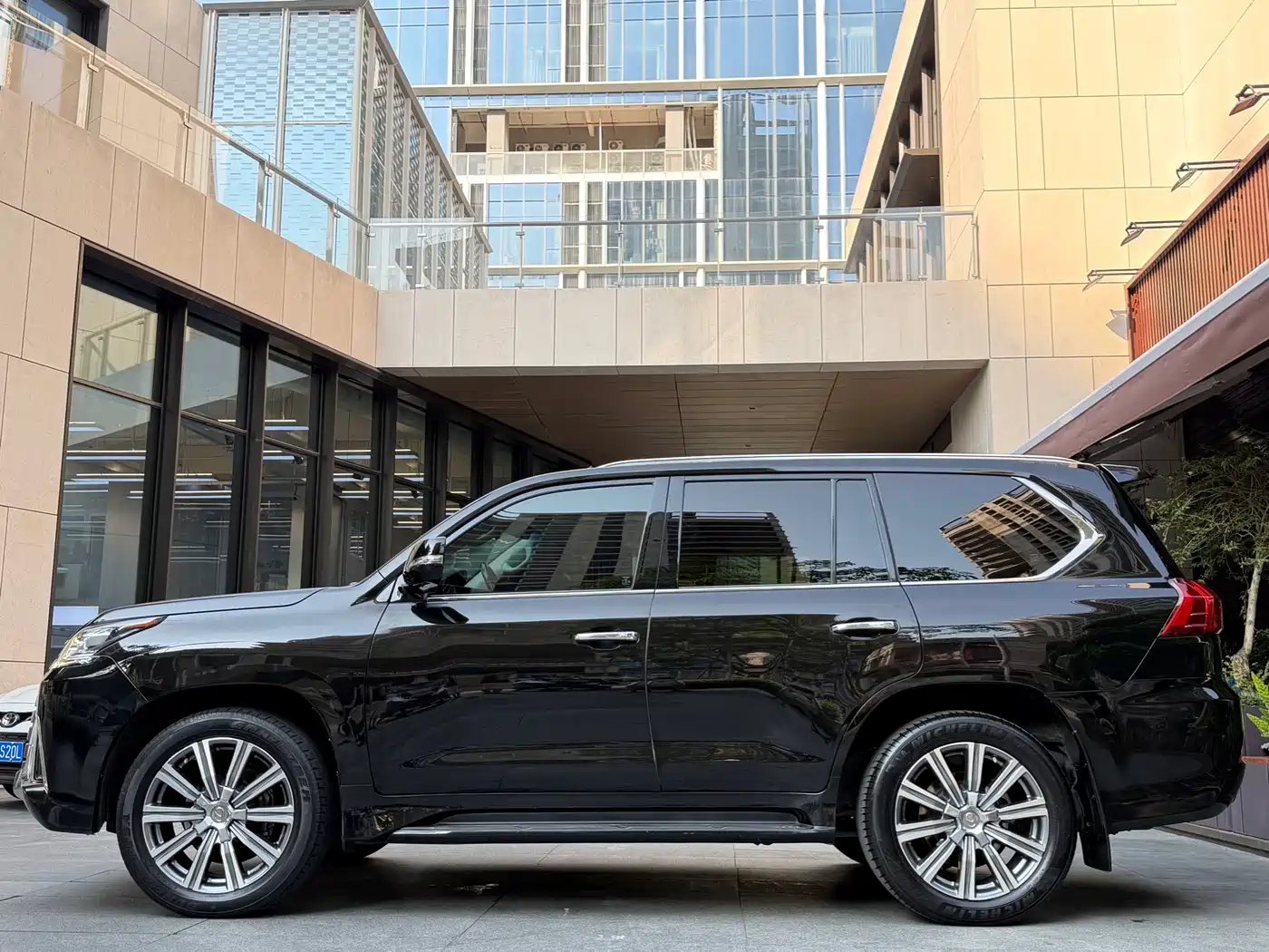 Фото 3 - Lexus LX