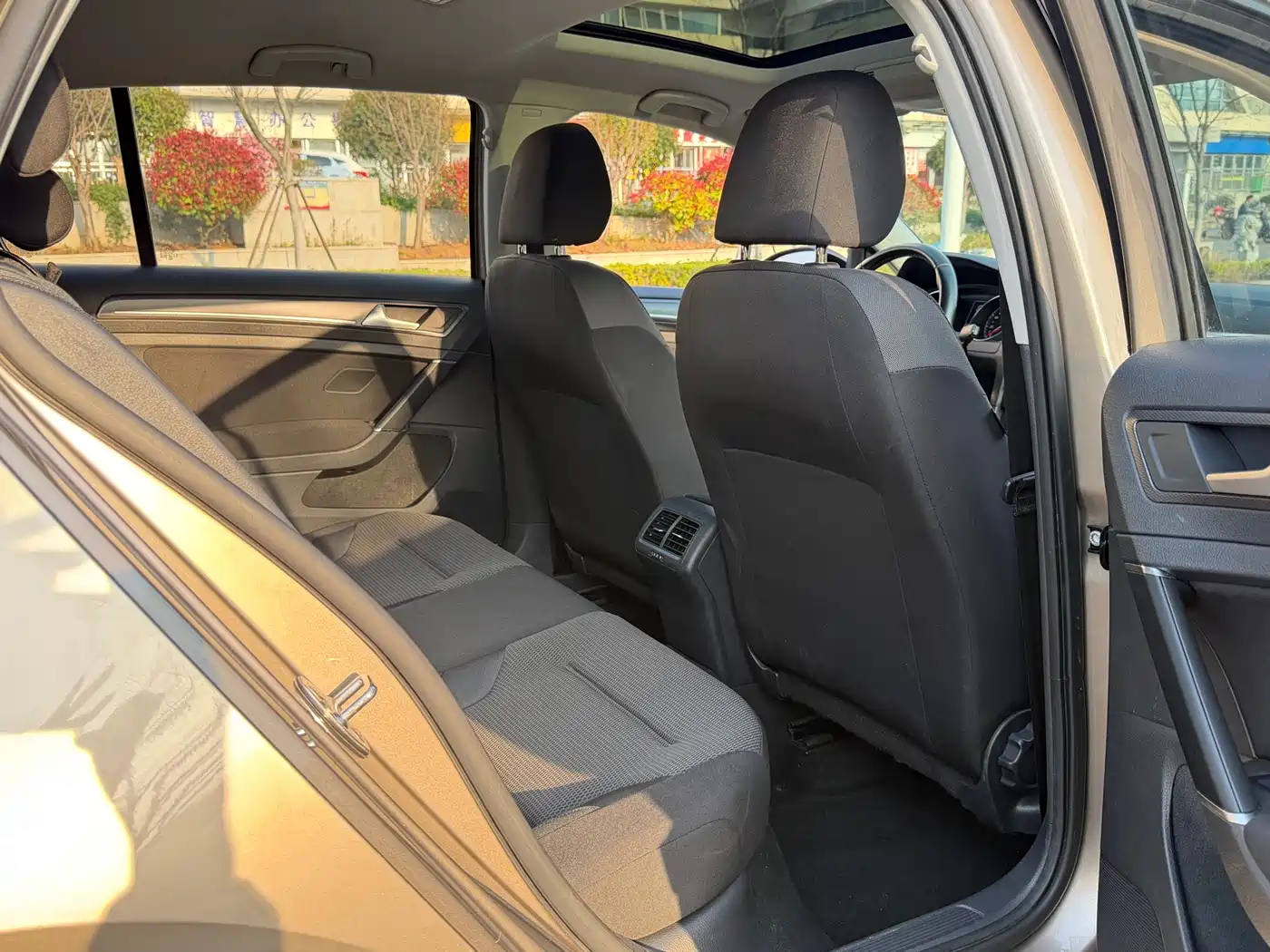 Volkswagen Golf 2017 1.6L Auto Comfort Millionth Edition фото 12