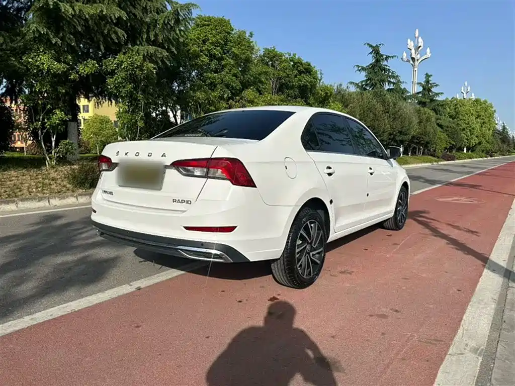 Škoda Rapid 2020 1.5L Manual Comfort фото 11