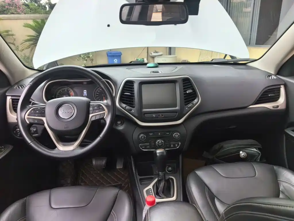 Photo 10 - Jeep Cherokee