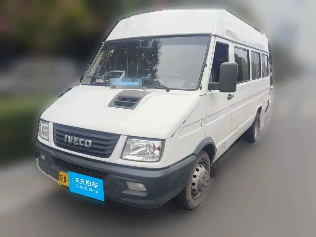 Iveco Daily 2022 2021 Model 2.8T A40 M2 Passenger Vehicle 10-17 Seats Long Wheelbase Medium Roof Dual Tires Manual Door