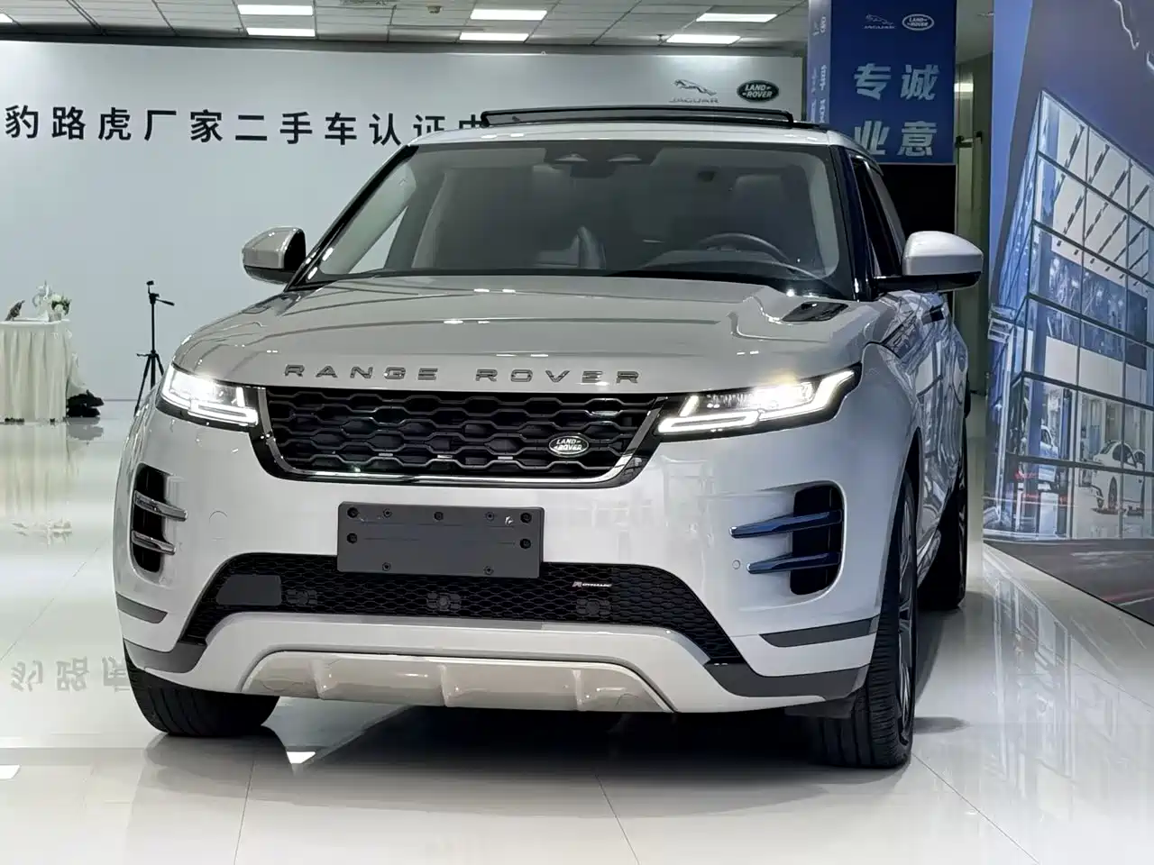 Land Rover Range Rover Evoque 2023 Range Rover Evoque L 249PS Luxury Edition фото 2