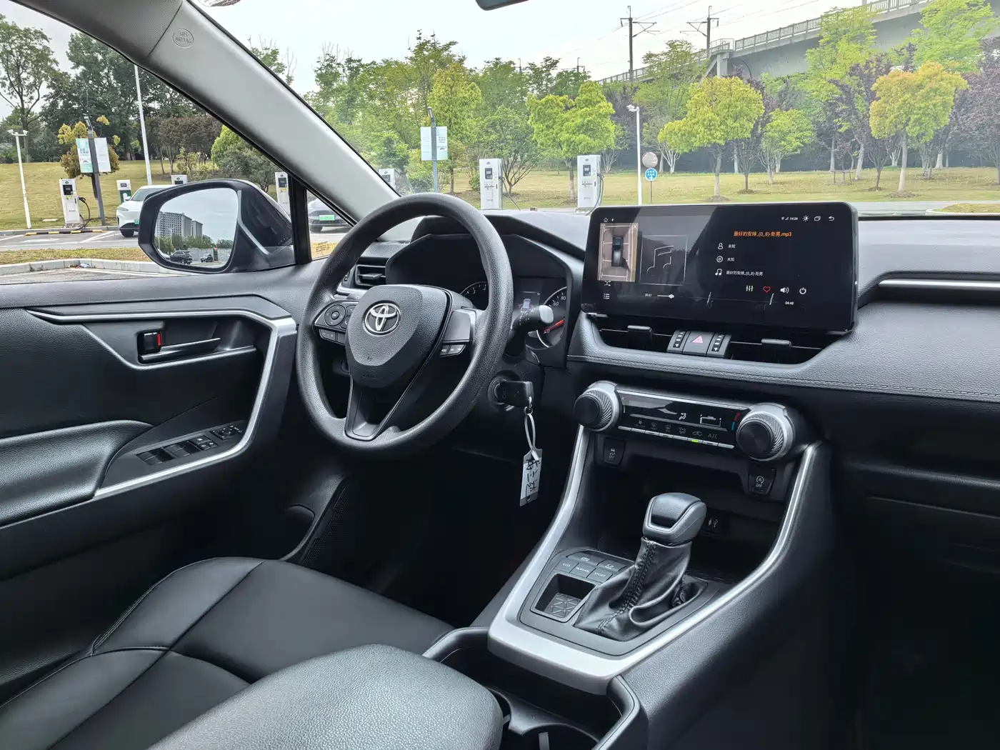 Toyota Wildlander 2023 2.0L CVT FWD LE фото 15