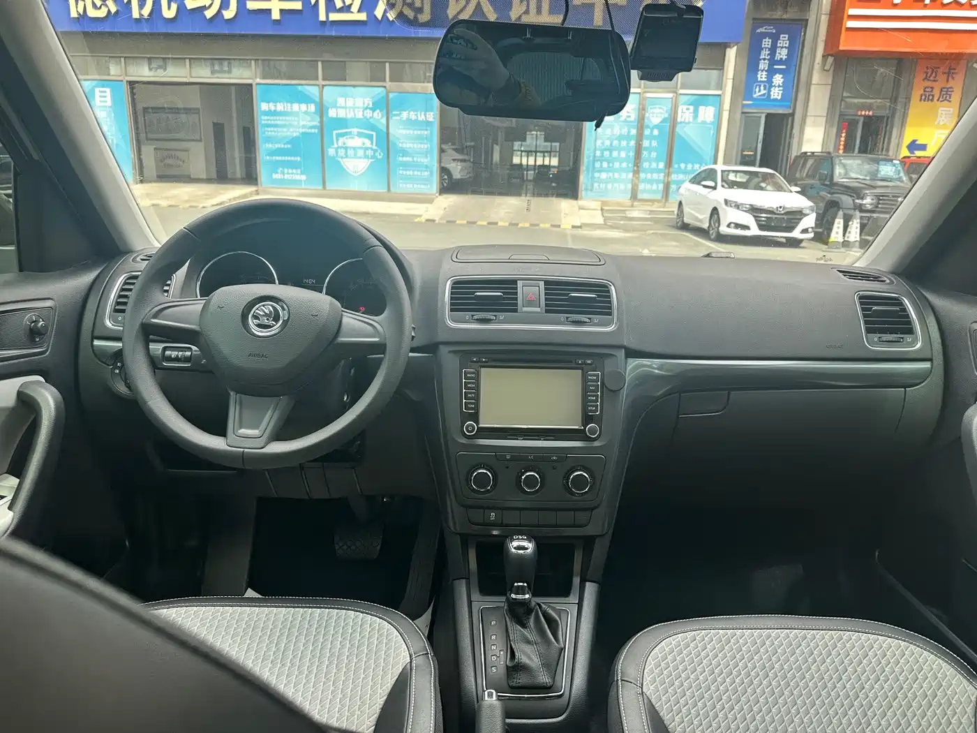 Škoda Yeti 2016 1.4TSI DSG Forward Edition фото 11