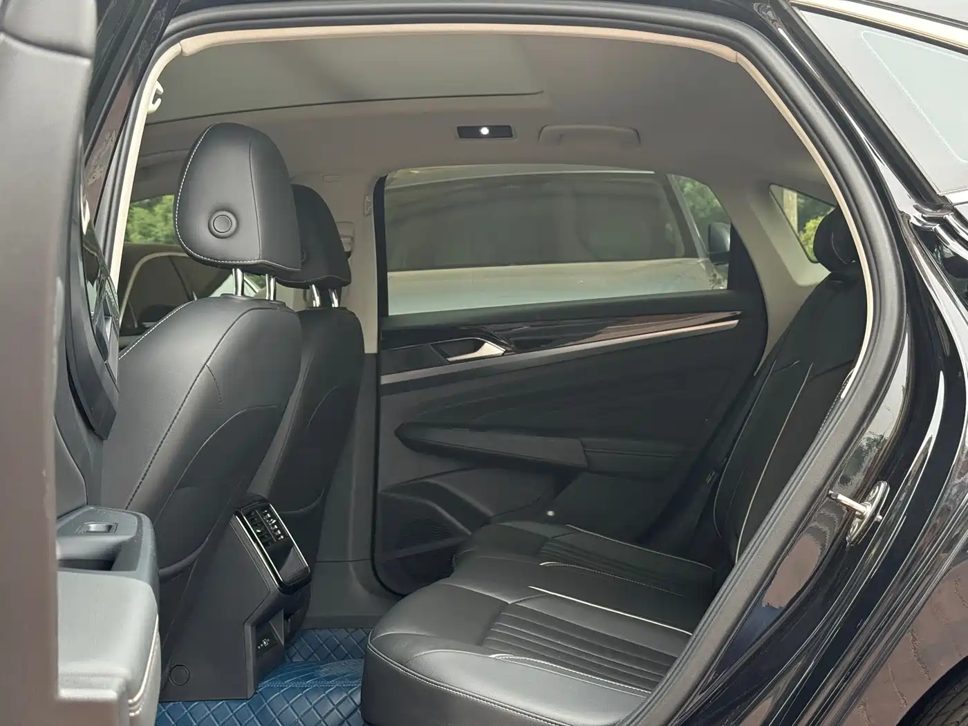 Volkswagen Passat 2022 330TSI Elite Edition фото 6