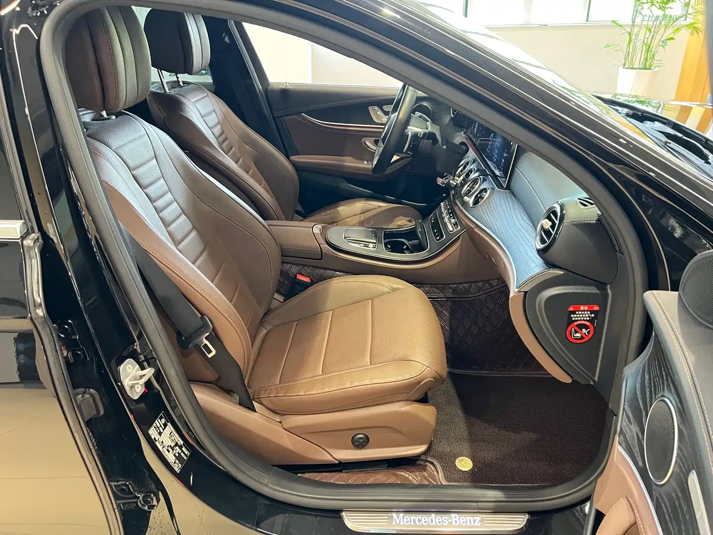Mercedes-Benz E-Class New Energy 2023 E 350 e L Plug-in Hybrid Sport Sedan фото 11