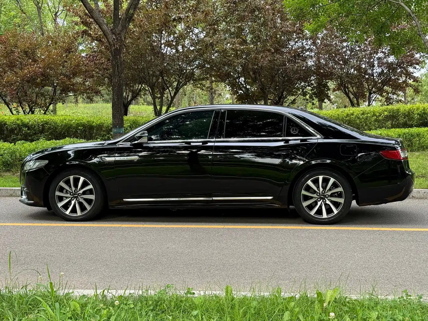 Photo 3 - Lincoln Continental