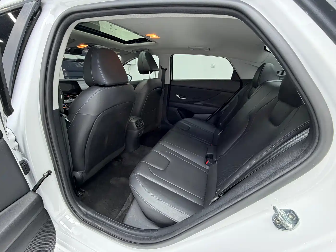 Hyundai Elantra 2023 Model 1.5L CVT LUX Premium Edition фото 15