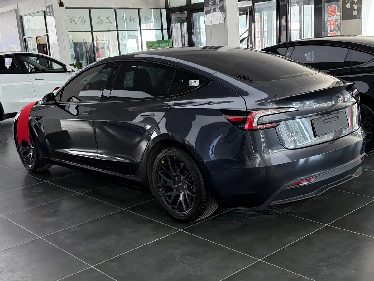 Фото 4 - Tesla Model 3