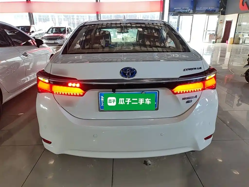 Toyota Corolla 2016 Dual Hybrid 1.8L E-CVT Elite Edition фото 6