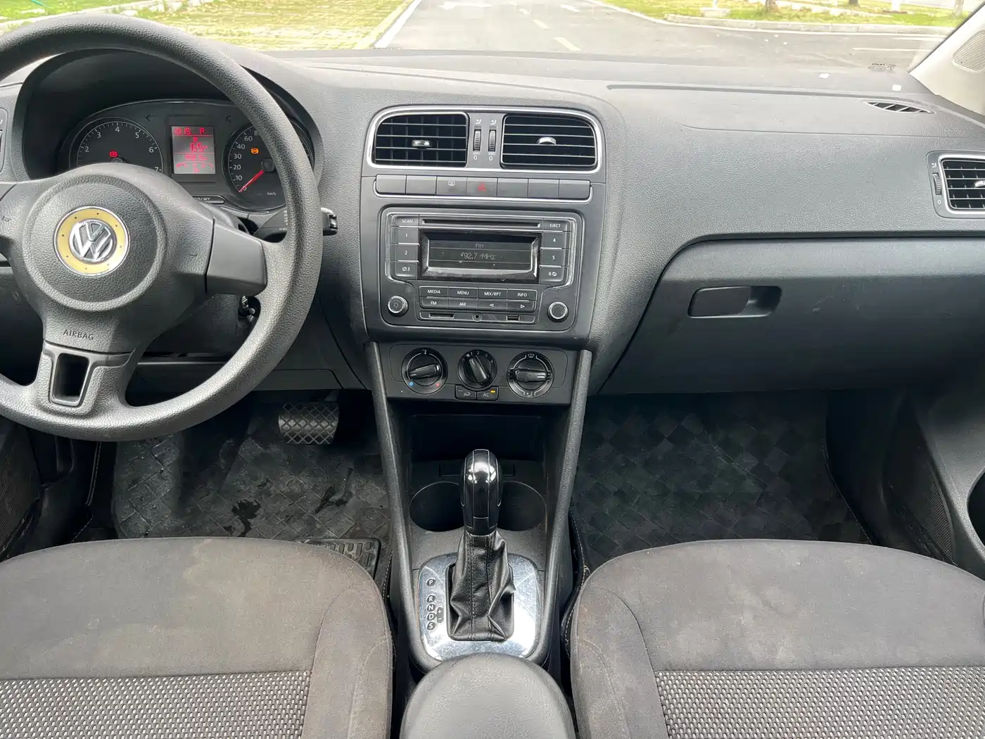 Volkswagen Polo 2013 1.6L Automatic Comfort Edition фото 18