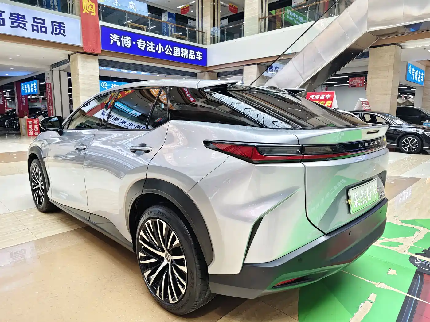Lexus RZ 2023 450e 4WD Deluxe фото 7