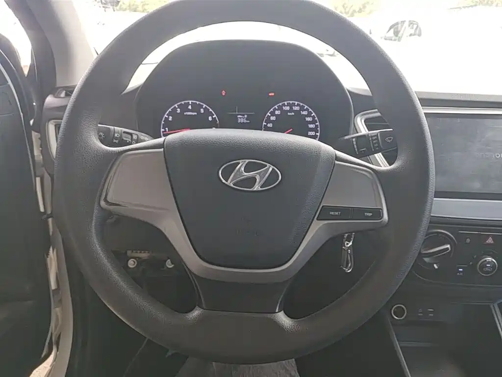 Hyundai Verna 2016 1.4L Manual Cool Edition GLS фото 11