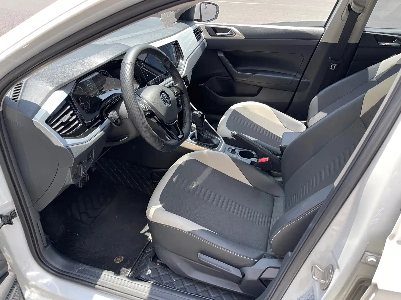Volkswagen Polo 2021 Plus 1.5L Automatic Colorful Tech Edition фото 4