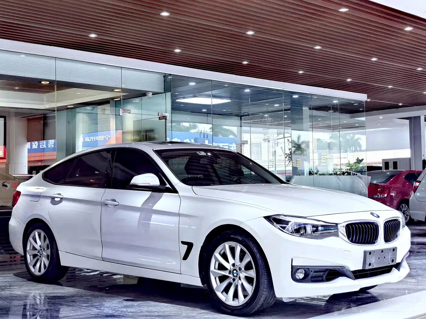 BMW 3 Series GT 2019 320i Fashion Model фото 3