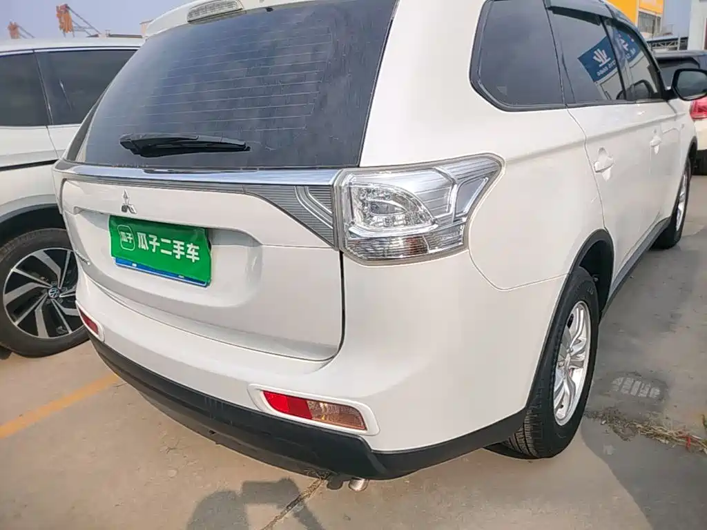 Photo 8 - Mitsubishi Outlander (Import)