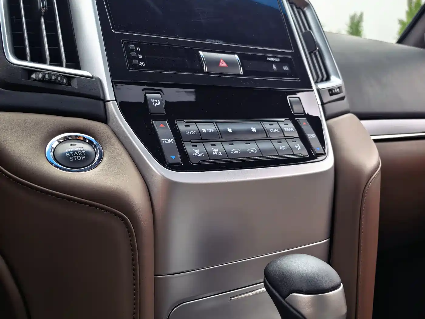 Toyota Land Cruiser (Import) 2015 4.6L V8 Middle East Limited Edition фото 9