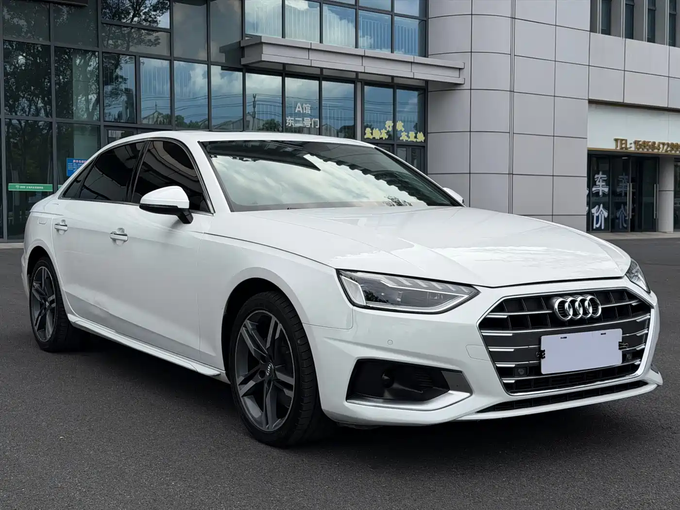 Photo 1 - Audi A4L