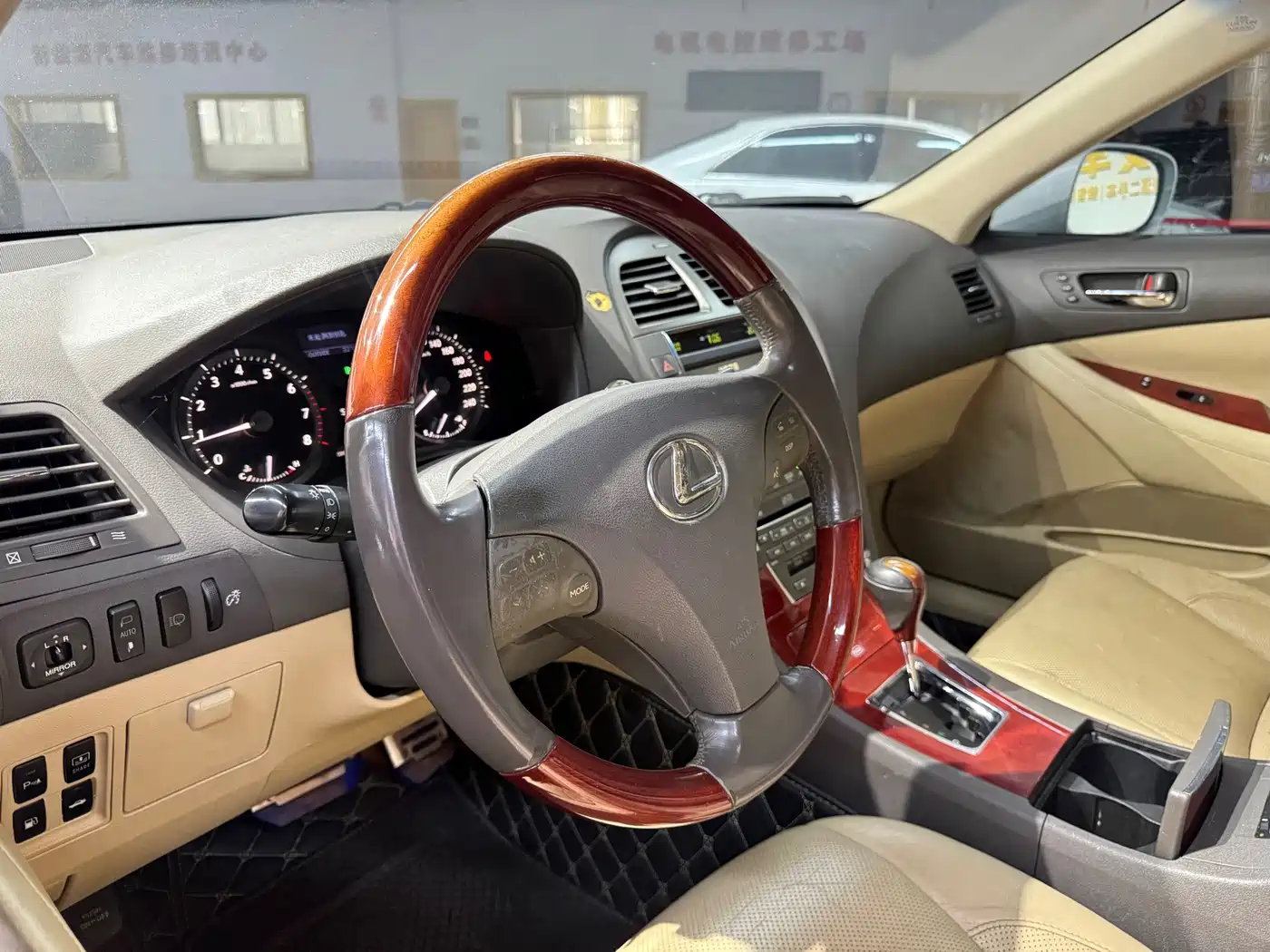 Photo 7 - Lexus ES