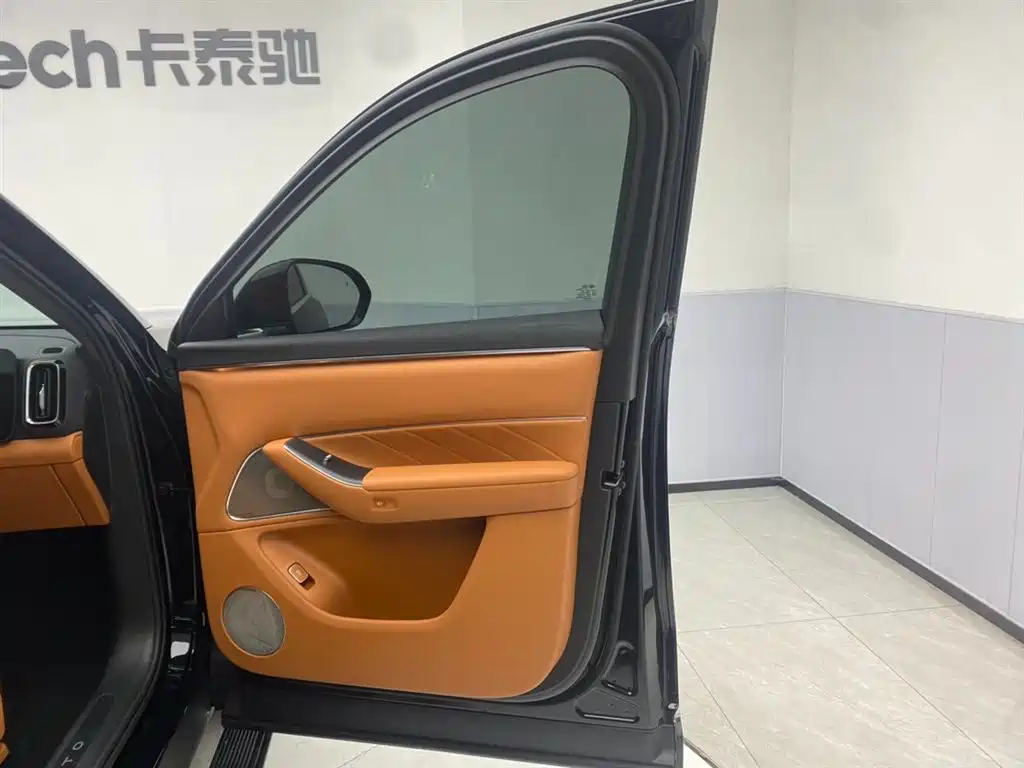 AITO Wenjie AITO M8 2025 Model Extended Range Max+ Edition 53.4kWh 6-Seater фото 26