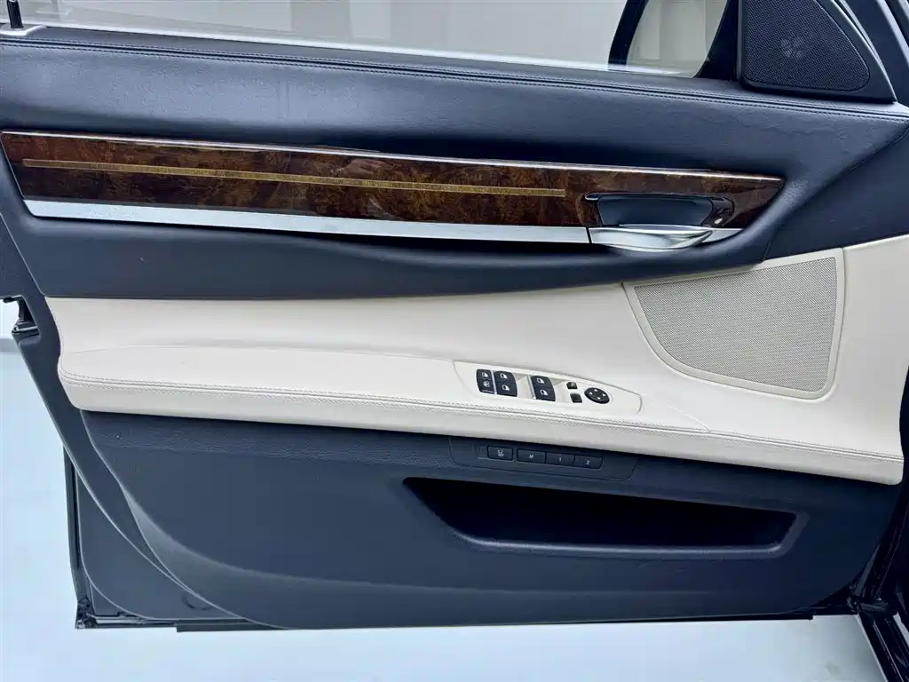 BMW 7 Series 2010 760Li фото 10