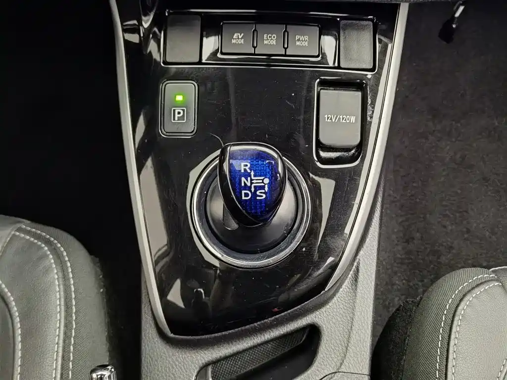 Toyota Corolla 2017 Facelift Hybrid 1.8L E-CVT Elite Edition фото 13