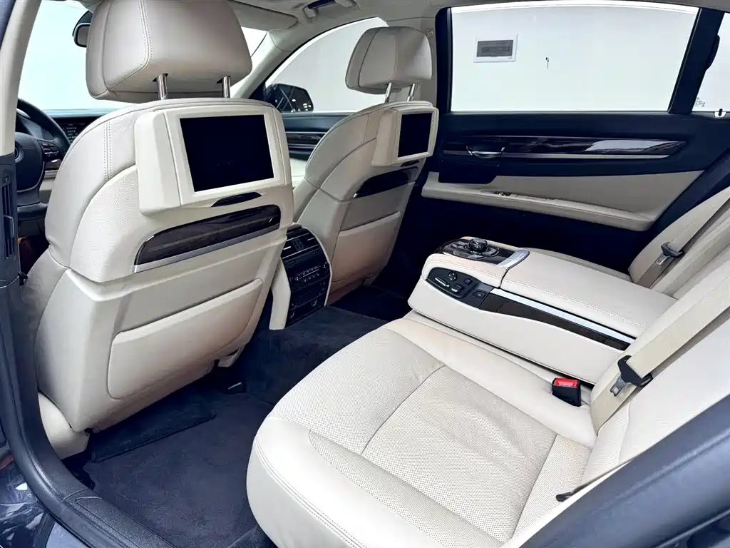 BMW 7 Series 2010 760Li фото 26