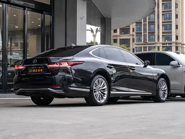Lexus LS 2018 500h Executive Edition China V — фото 3