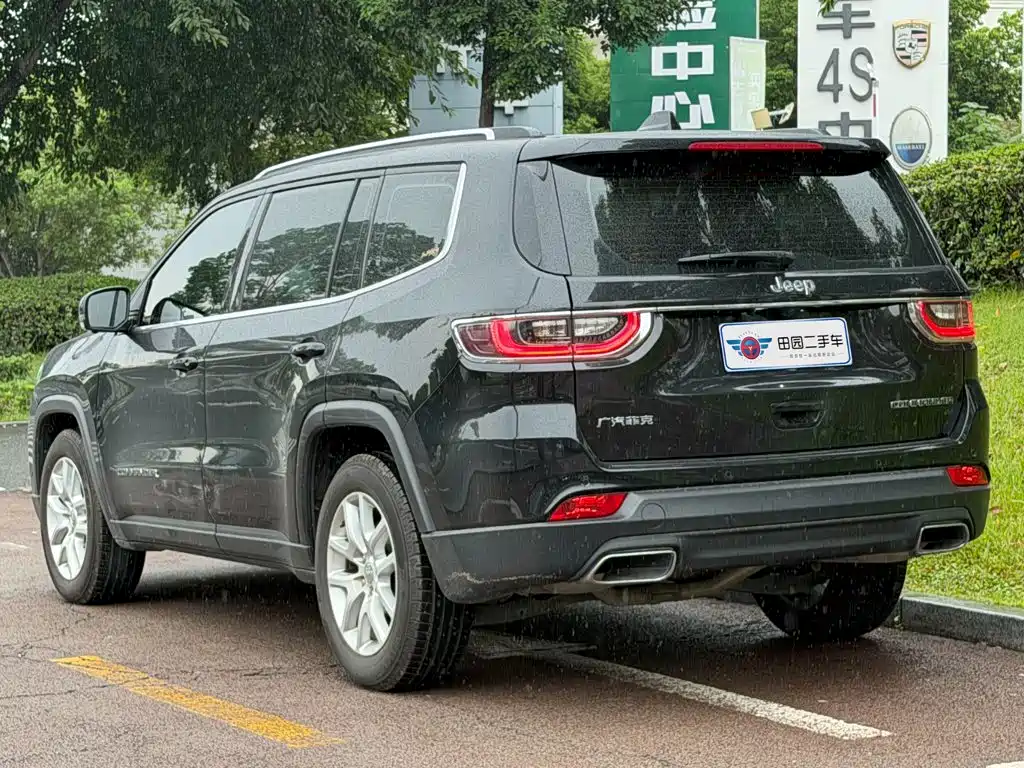 Photo 4 - Jeep Commander