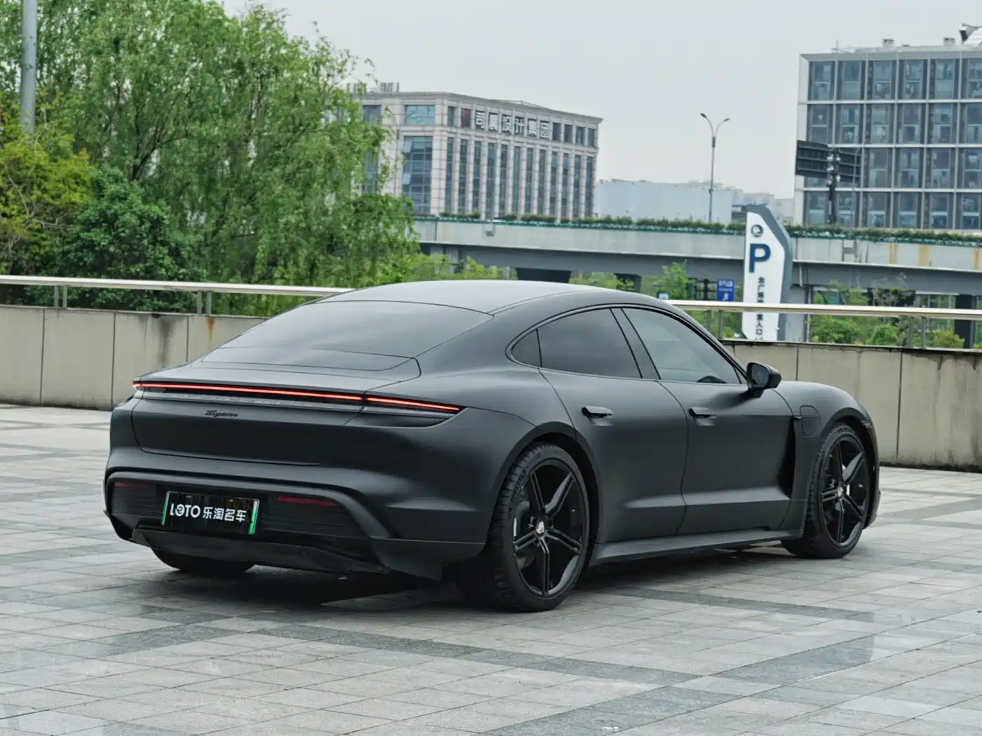 PORSCHE TAYCAN