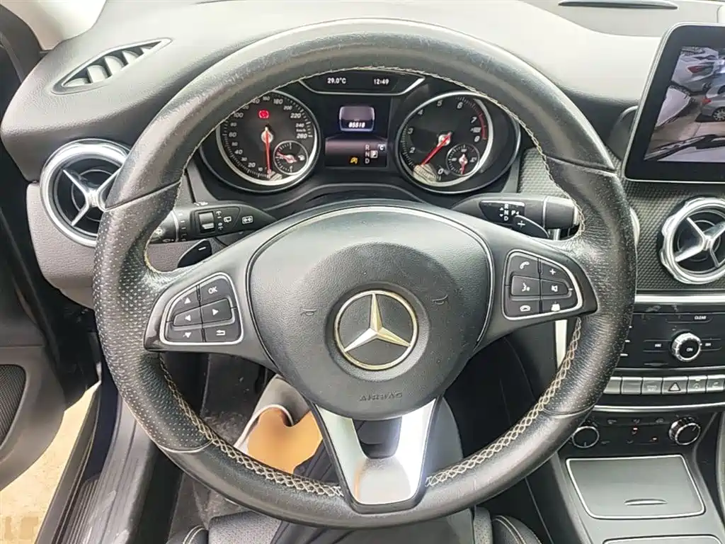 Mercedes-Benz GLA 2018 GLA 200 Dynamic фото 11
