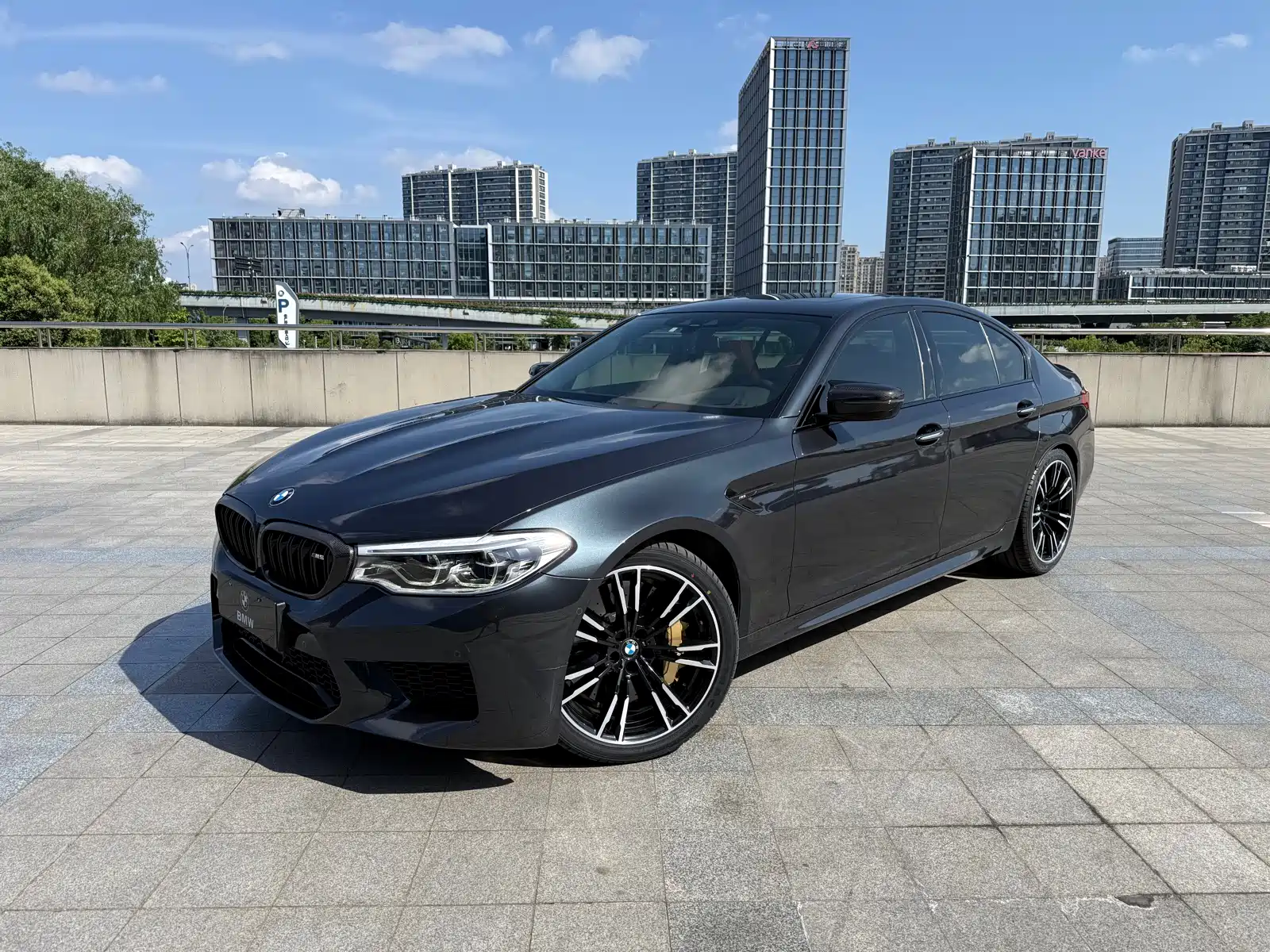 Фото 1 - BMW M5