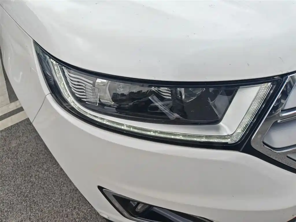 Фото 13 - Ford Edge