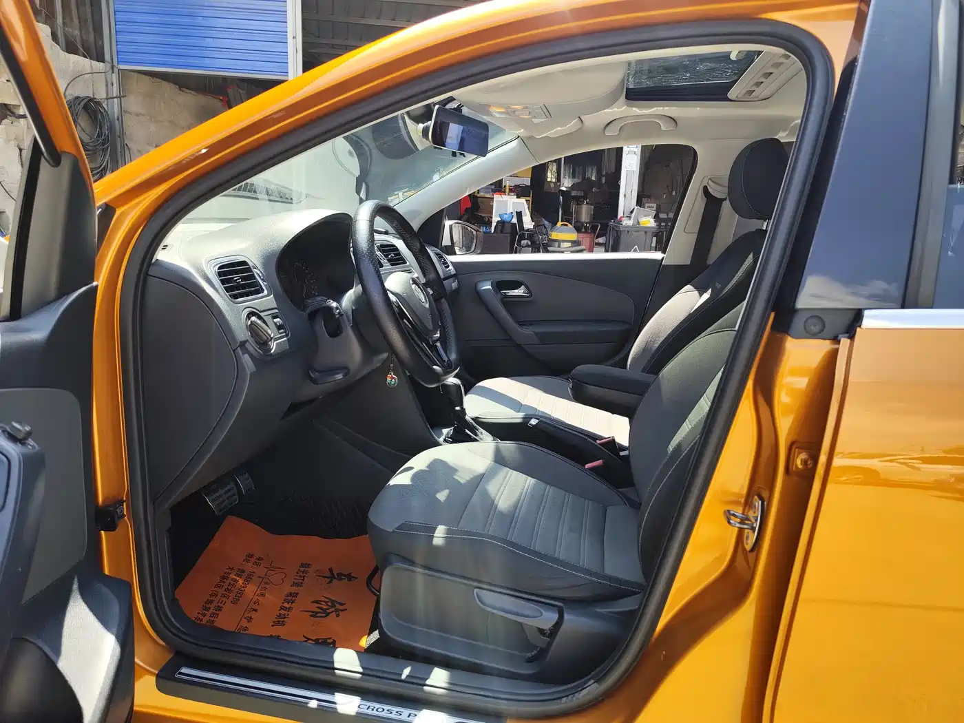 Volkswagen Polo 2014 1.6L Cross Polo Automatic фото 5
