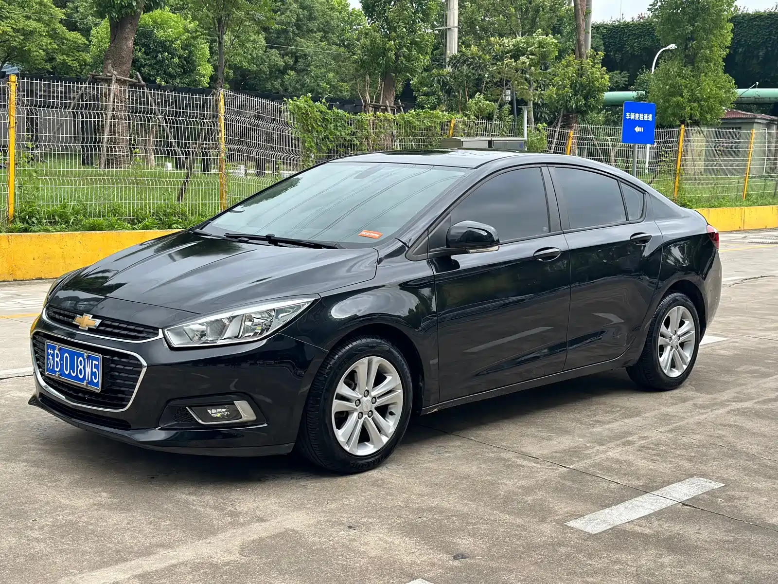 Photo 1 - Chevrolet Cruze