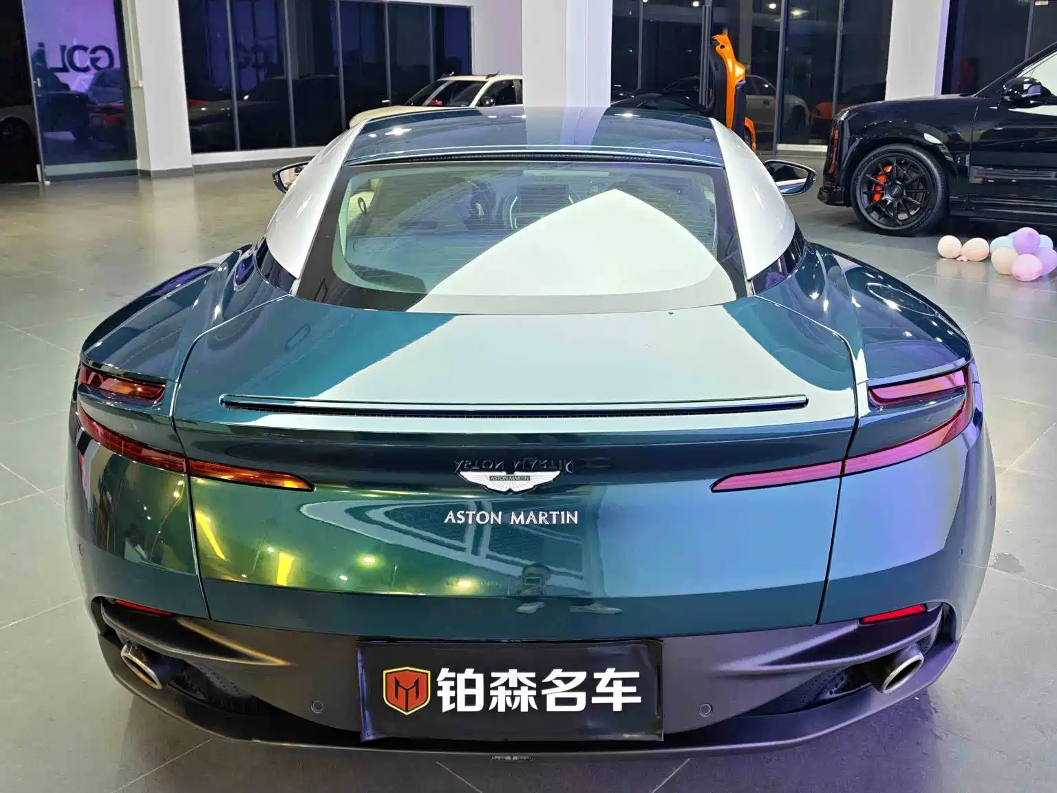 Фото 4 - Aston Martin DB11
