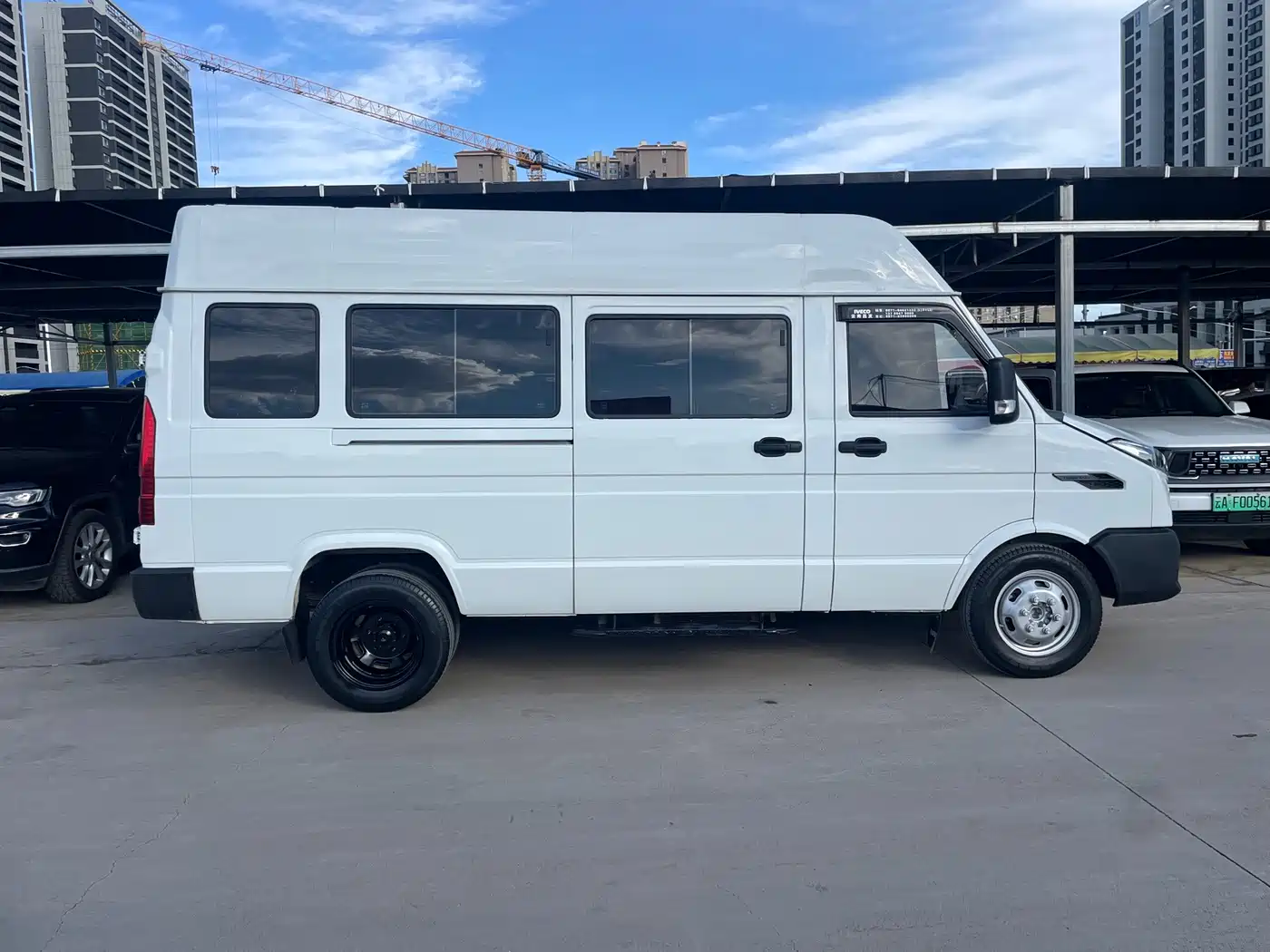 Iveco Daily 2024 2023 2.5T A37M1 Long Wheelbase Medium Roof Dual Tire Sliding Door 5-9 Seater