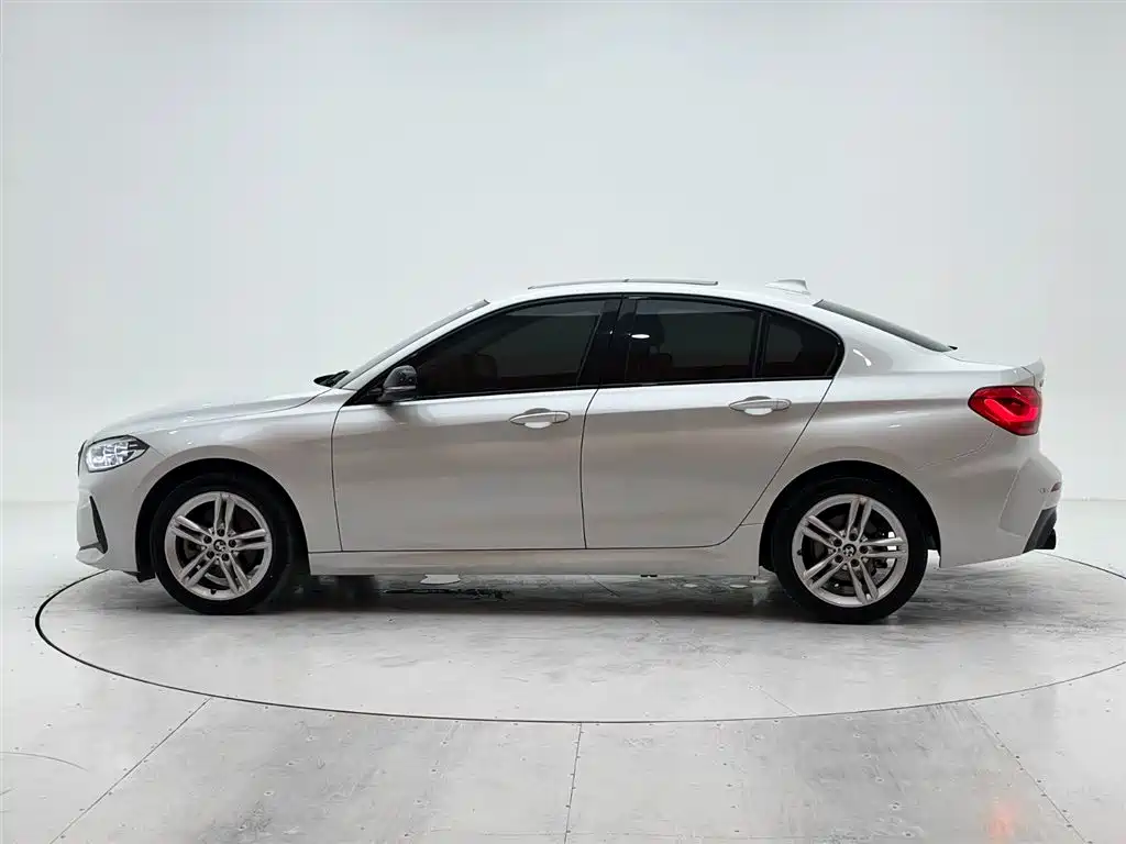 BMW 1 Series 2021 120i M Sport Shadow Edition фото 7