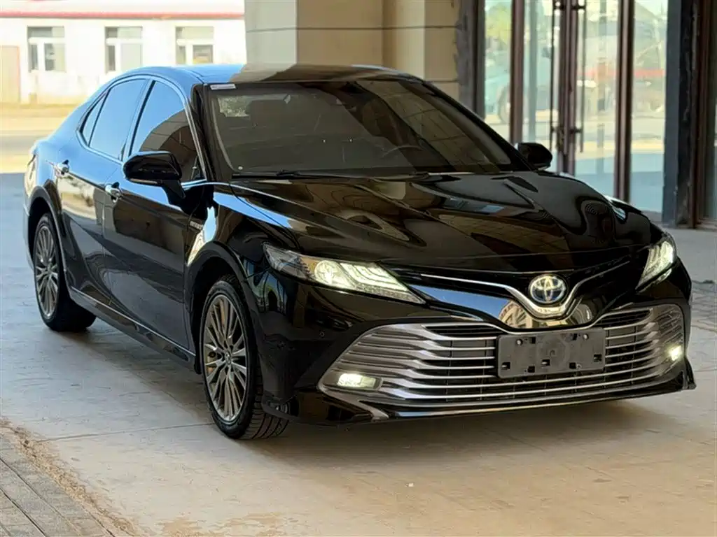 Toyota Camry 2018 Hybrid 2.5HG Luxury Edition фото 4